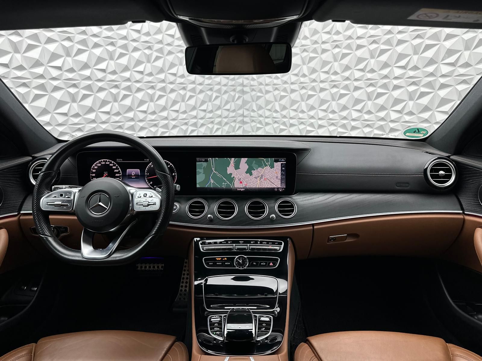 Fahrzeugabbildung Mercedes-Benz E 400d AMG/4MATIC/DISTRO/STDHZ/9G/AHK/360°/MBUX