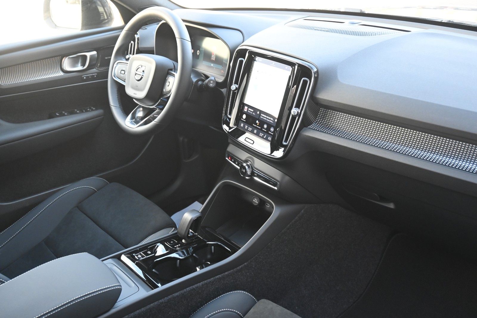 Fahrzeugabbildung Volvo XC40 B4 DKG Ultra Black Edition*STDHZG*360°*ACC