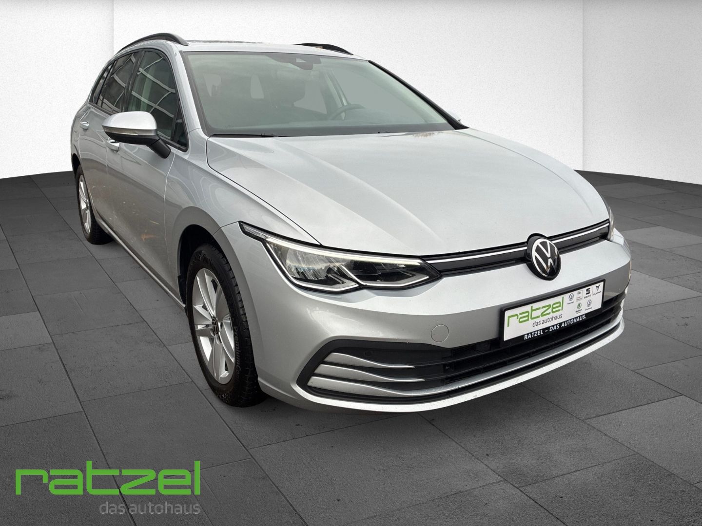 Fahrzeugabbildung Volkswagen Golf Variant Life VIII Navi Komfortsitz AHK Digi