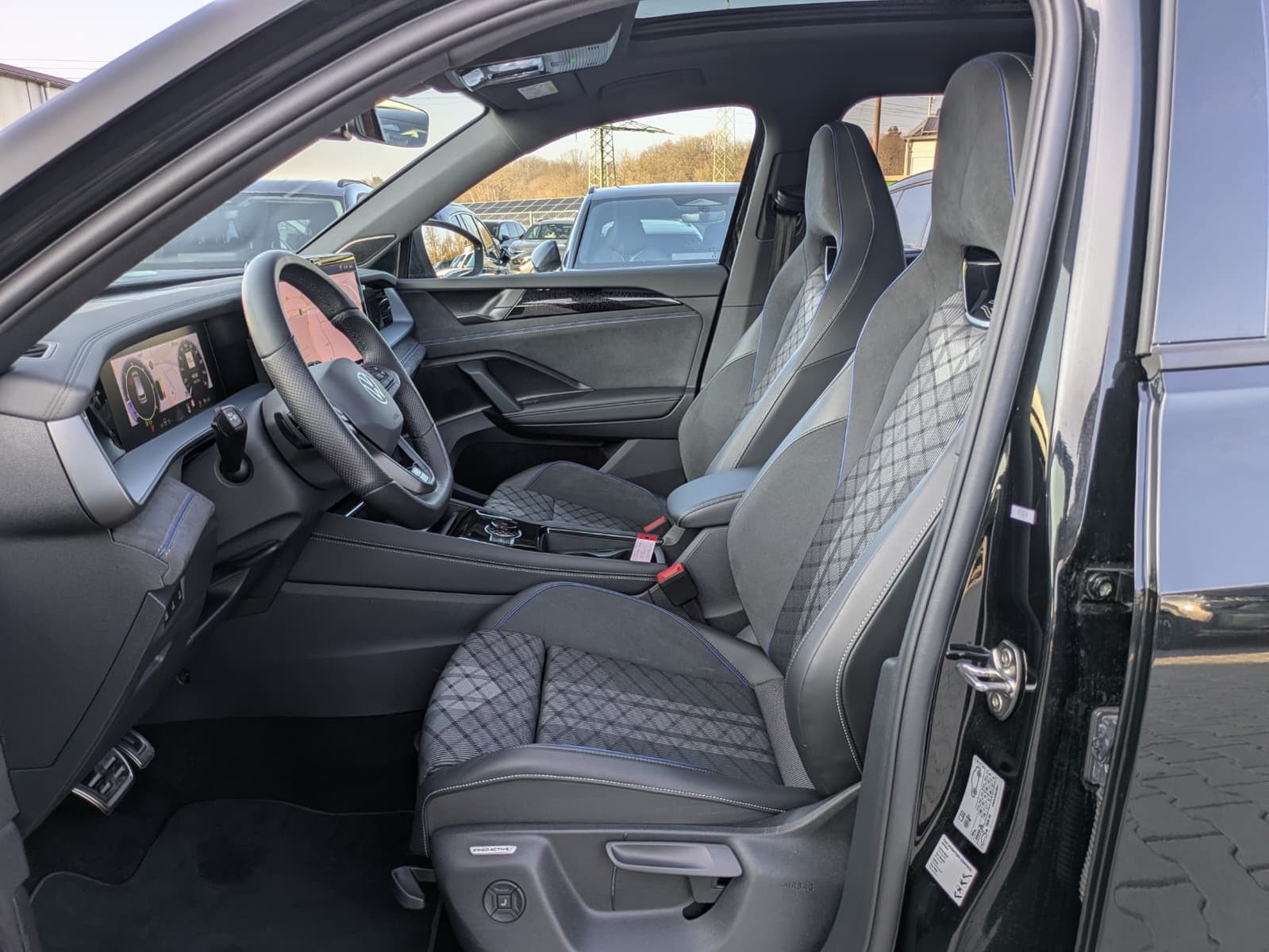 Fahrzeugabbildung Volkswagen Tayron 2.0 TDI 4M R-Line 7S*IQ-L.*PANO*HUD*AHK