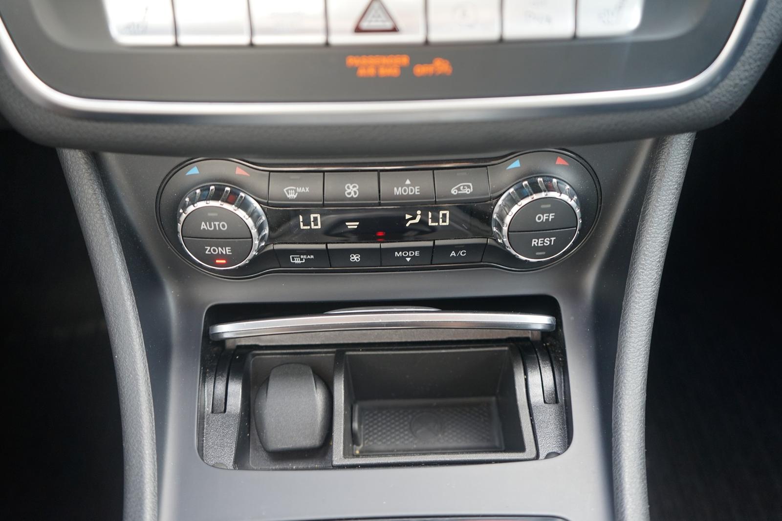 Mercedes-Benz GLA 200 Style LED Navi Sitzheizung Teilleder AHK