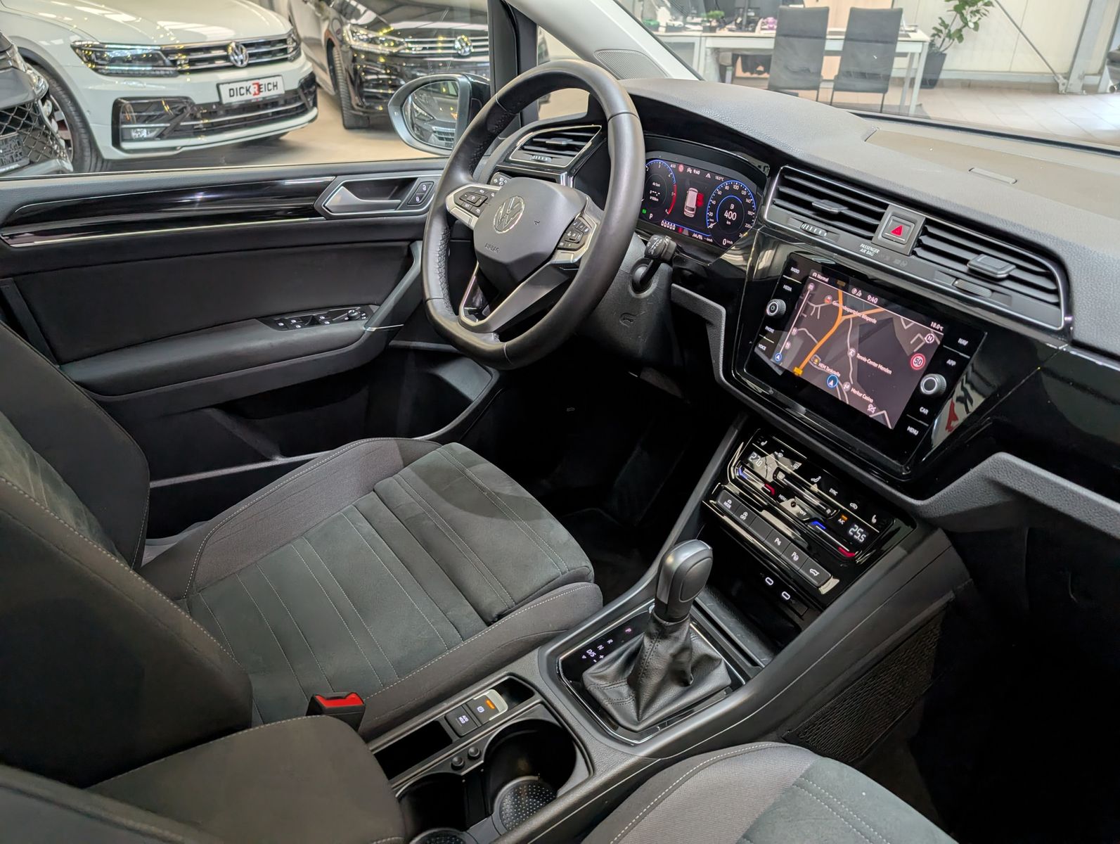 Fahrzeugabbildung Volkswagen Touran 2.0 DSG R-Line High. Pano 7-Si IQ.Dri AHK