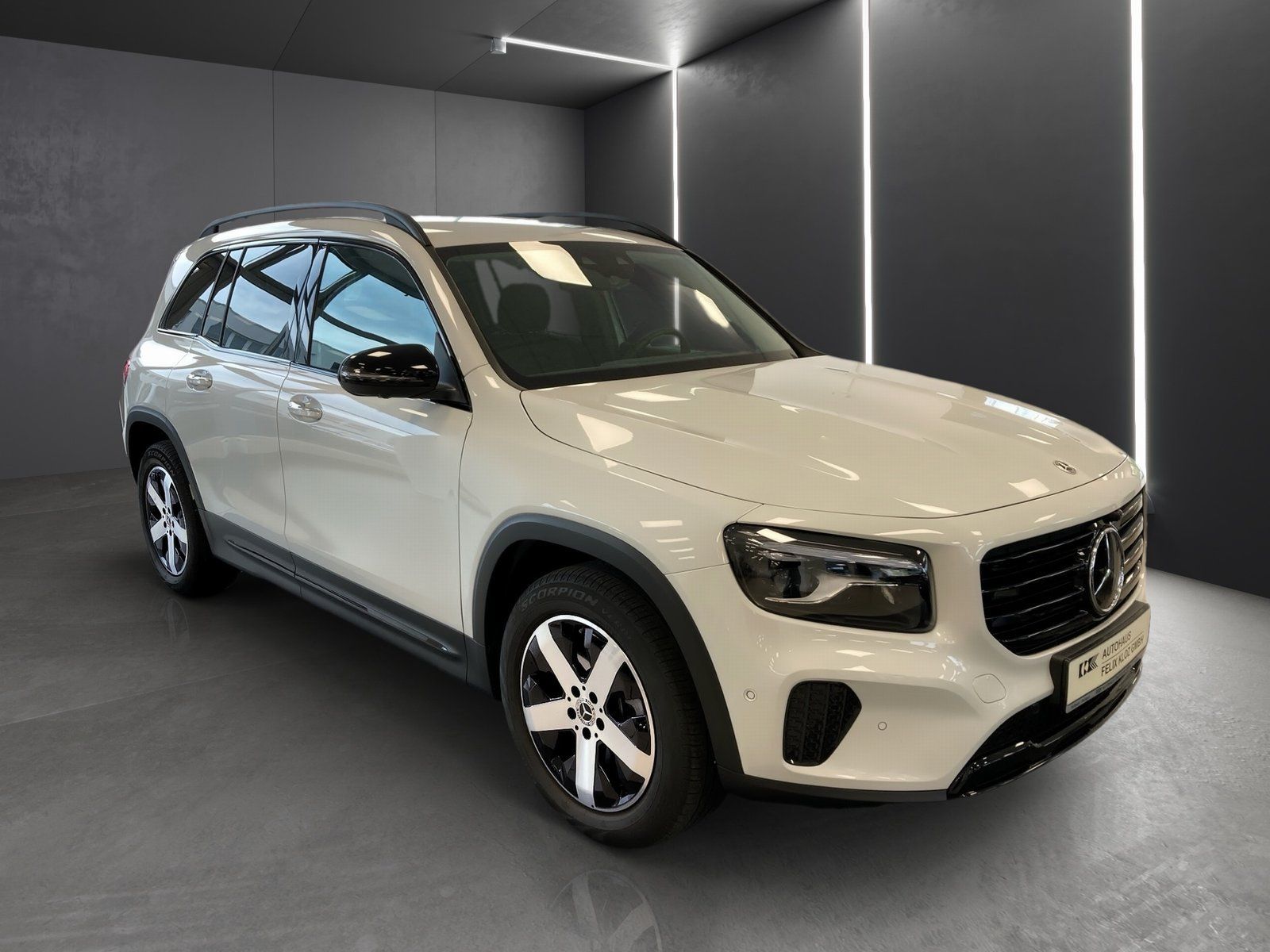 Fahrzeugabbildung Mercedes-Benz GLB 250 4M*7-Sitz*AHK*Distr*Totwi*360*Mbeam*Memo