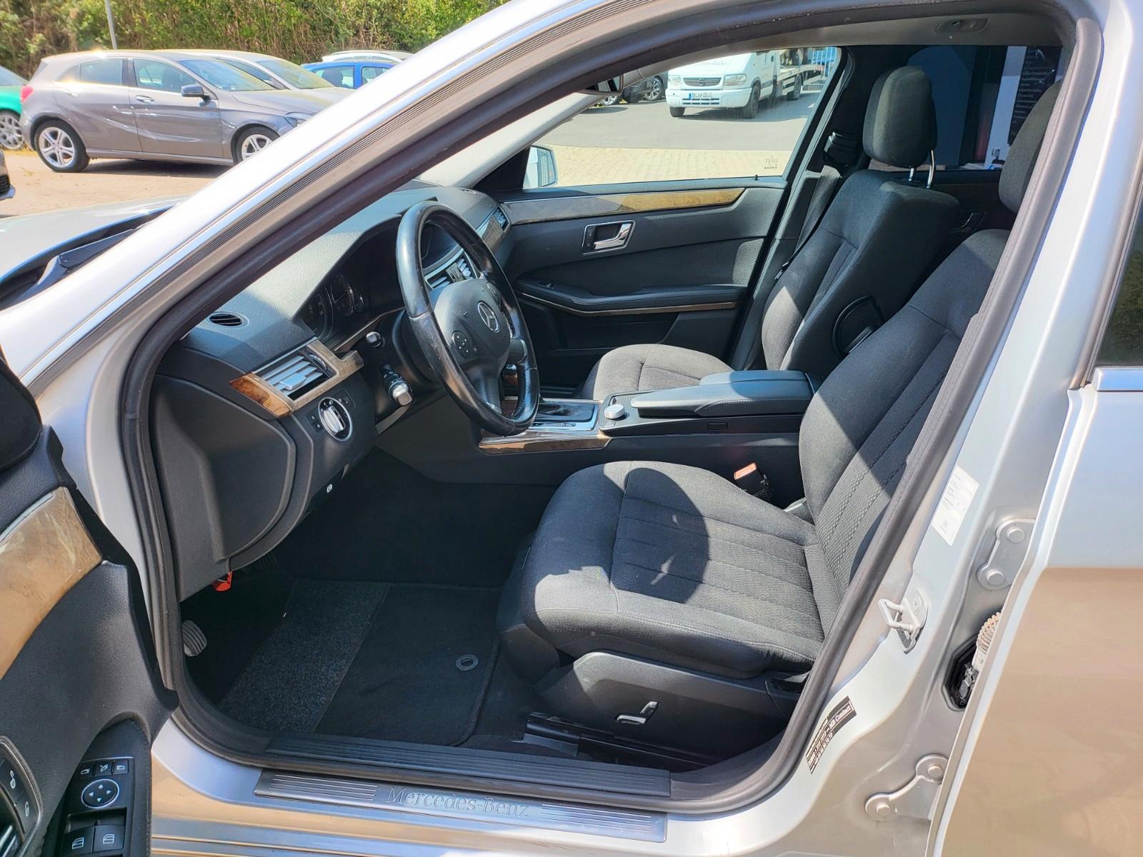 Mercedes-Benz E220 2011 — photo 11
