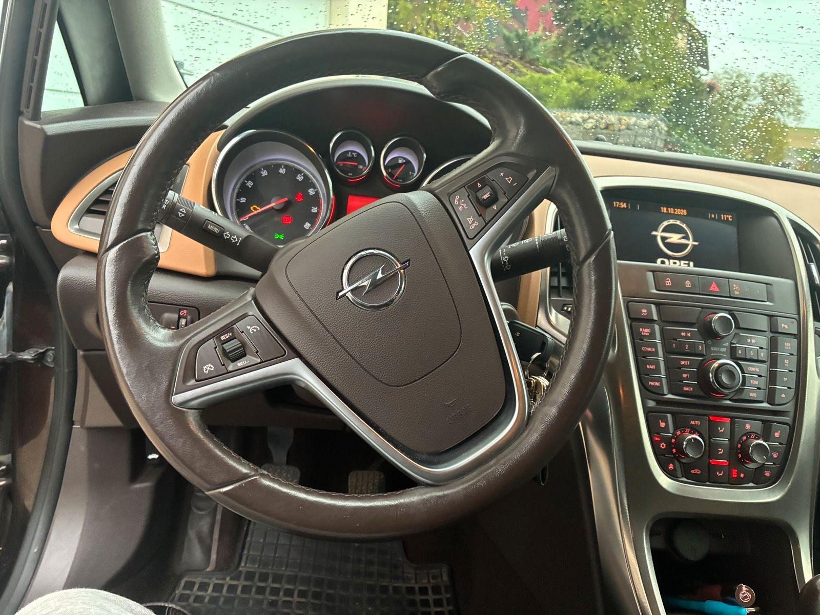 Opel Astra 2012 — photo 9