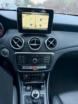 Mercedes-Benz GLA 180 - - schwarze Mercedes-Benz GLA 180