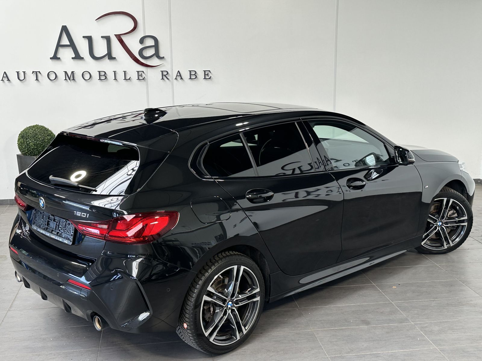Fahrzeugabbildung BMW 120i M-Sport NAV+LED+PANO+SHZ+KAM+PARKASS+18ZOLL