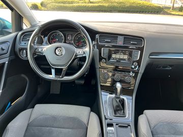 Volkswagen Golf - 10