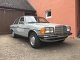 Mercedes-Benz 240 - Mercedes-Benz aus 1984 mit Diesel-Antrieb