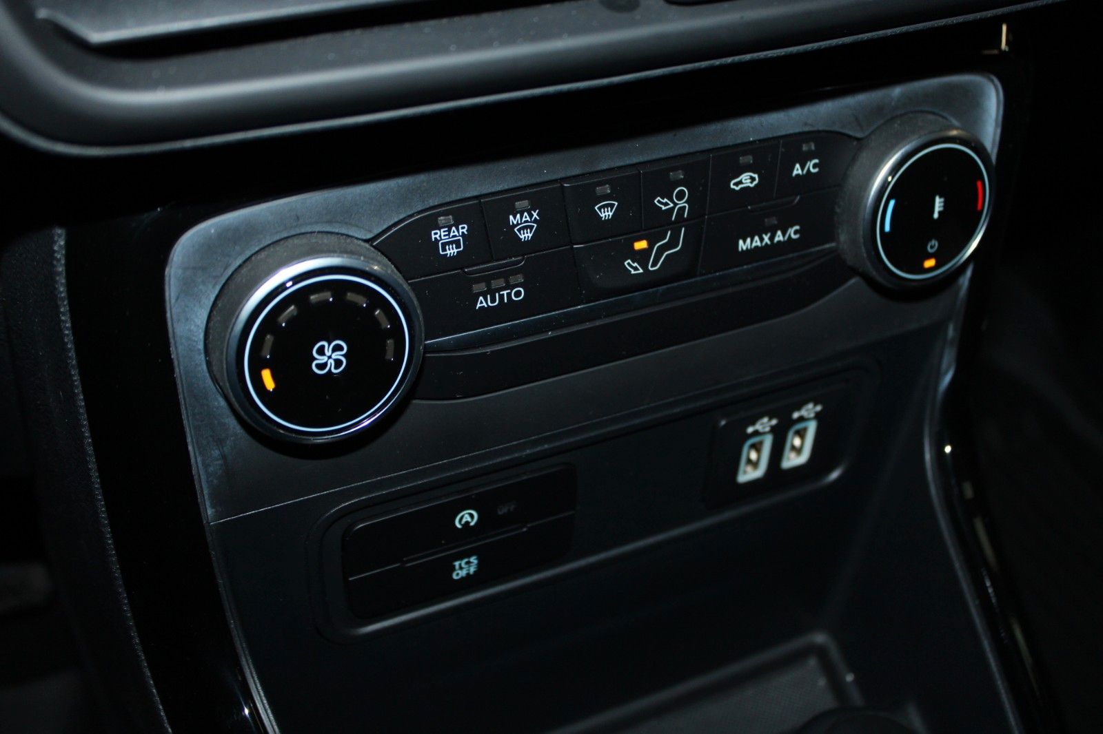 Fahrzeugabbildung Ford EcoSport Titanium LED B&O NAVI DAB Teilleder