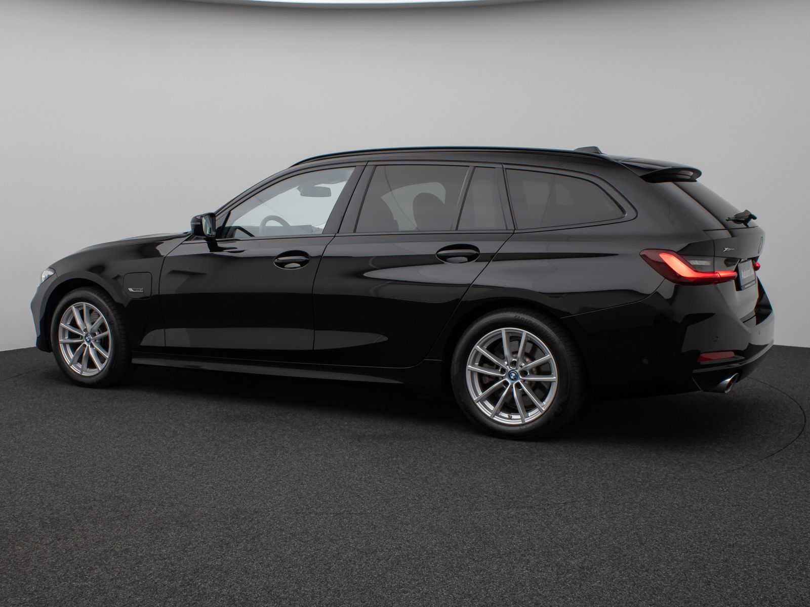 Fahrzeugabbildung BMW 330e xD Panoram Kamera HUD DAB H/K Stop&Go Sport