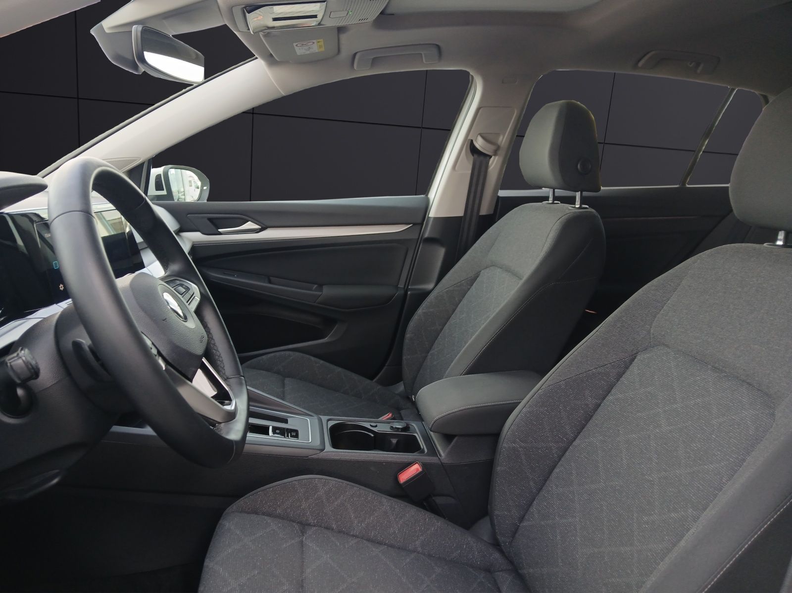 Fahrzeugabbildung Volkswagen Golf VIII eTSI Life DSG LED AHK Navi Pano AID AC