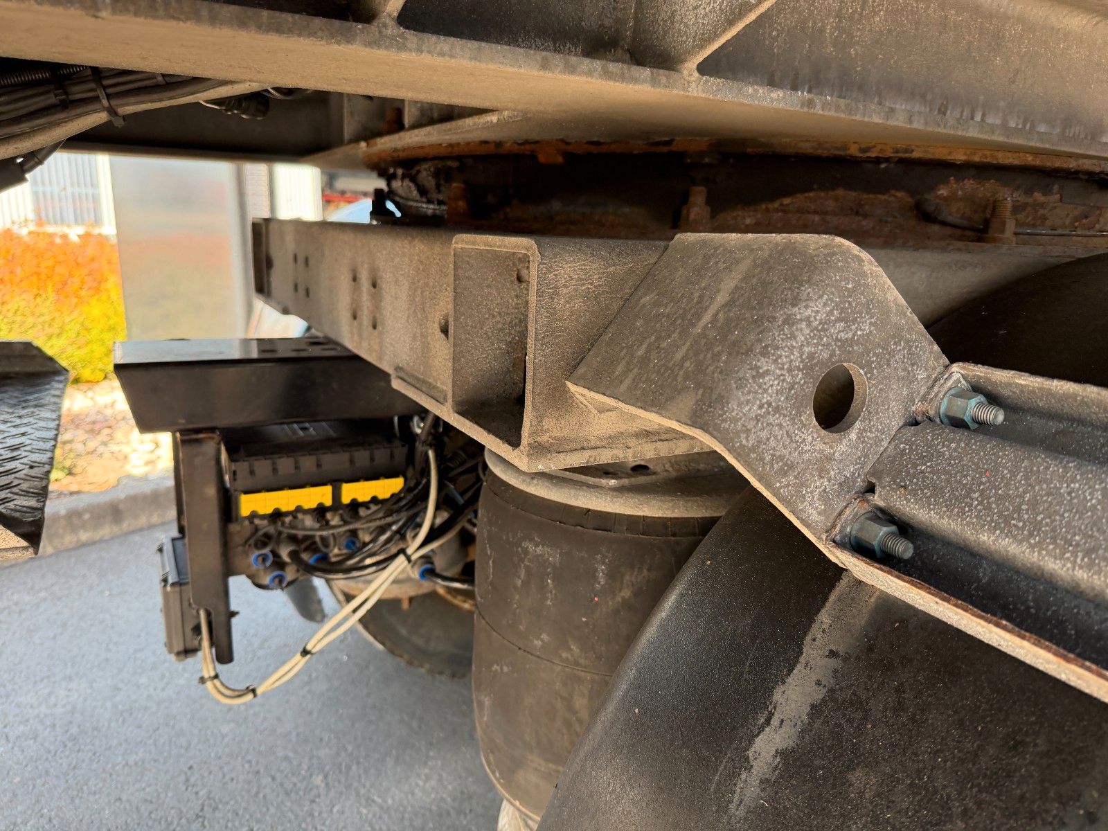 Fahrzeugabbildung Schmitz Cargobull SKO10 Carrier Maxima 1300 LBW Bär 2000kg gelenkt