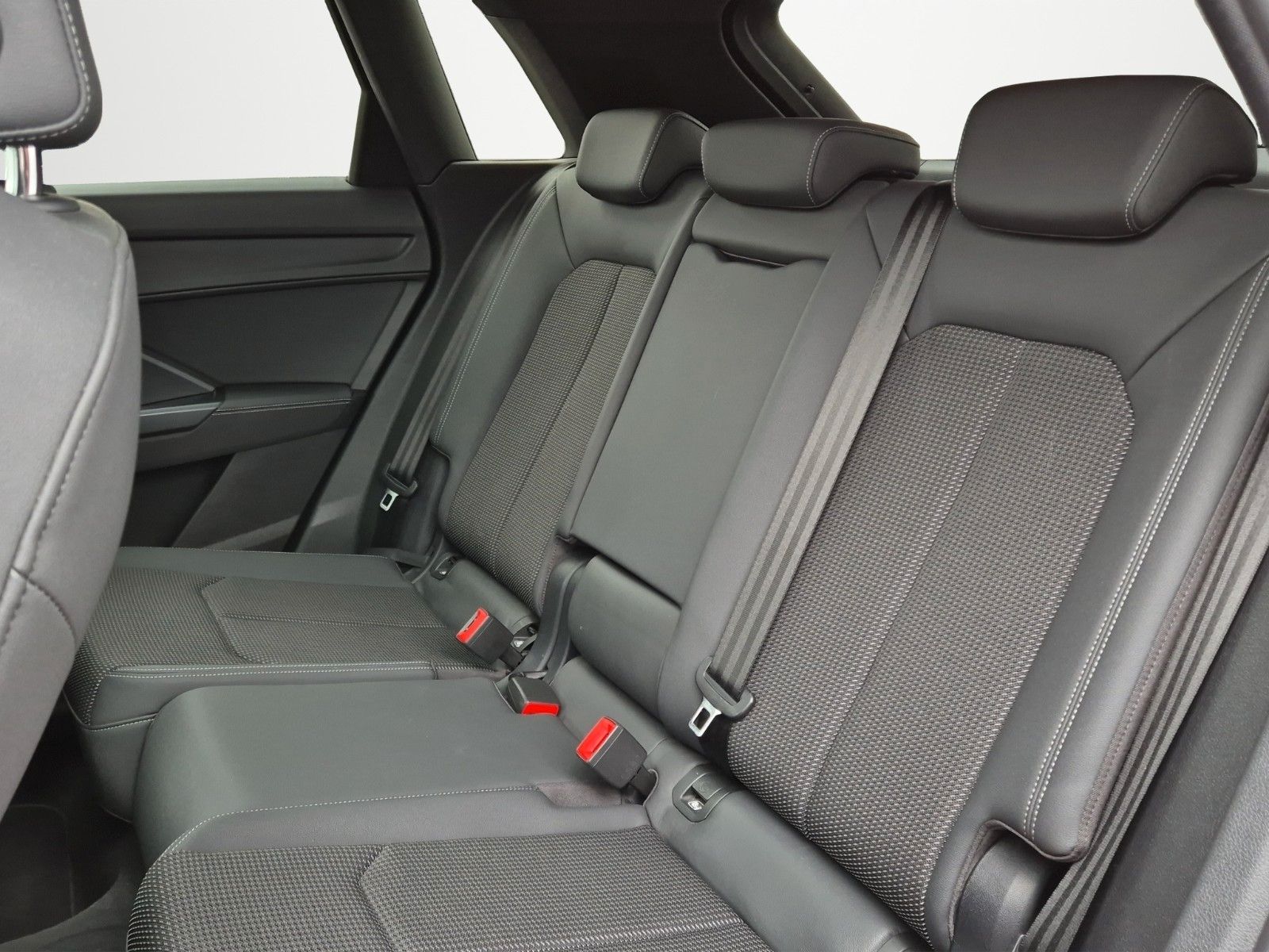 Fahrzeugabbildung Audi Q3 35 TFSI S LINE S TRONIC PANO TOTW ALLW LED