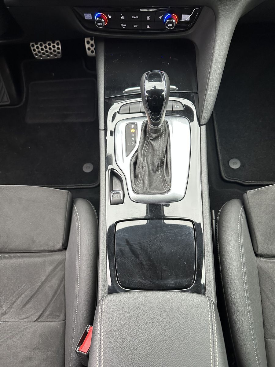 Fahrzeugabbildung Opel Insignia SpT 2.0 D Ultimate OPC+NAV+LED+AHK+20ZO