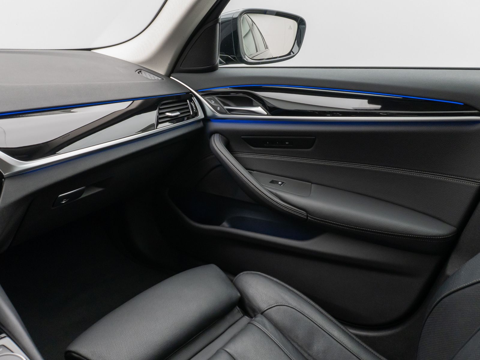 Fahrzeugabbildung BMW 530e iP Sport Line 360°HUD HiFi SoftCl Komfort
