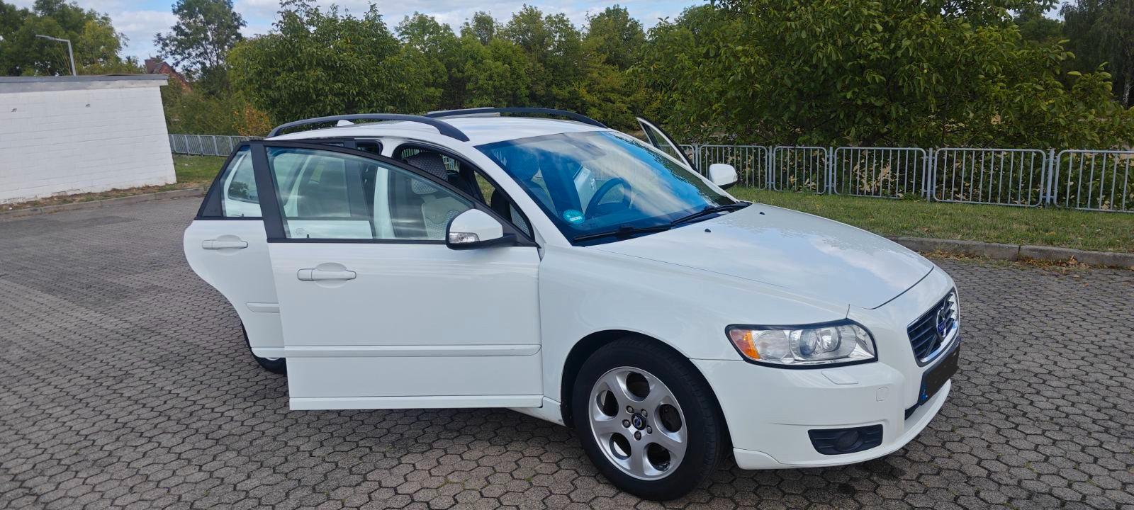 Volvo V50 2011 — interior