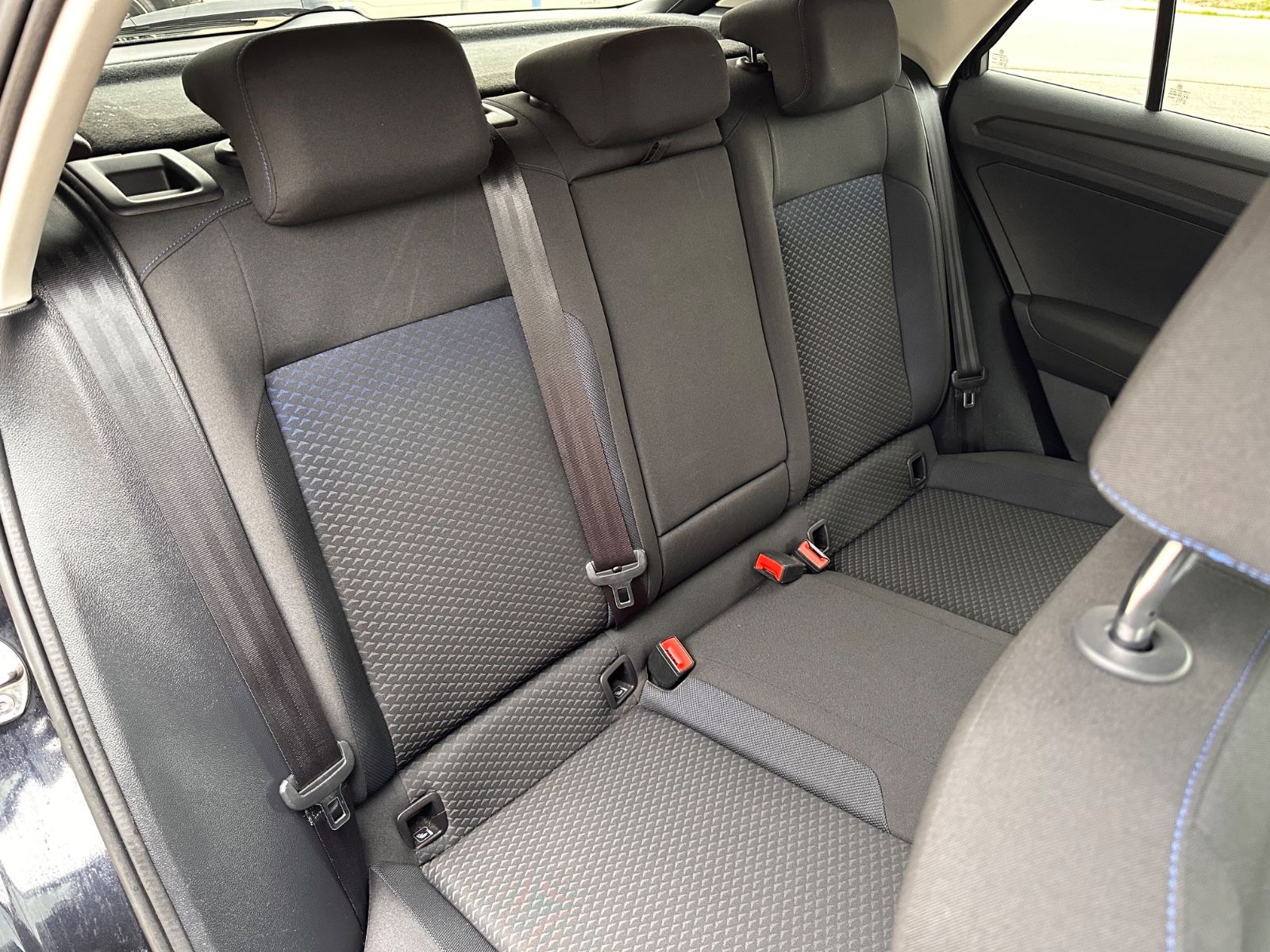 Fahrzeugabbildung Volkswagen T-Roc R Line 2.0 TDI DSG AHK/Beats/Navi/App/19"