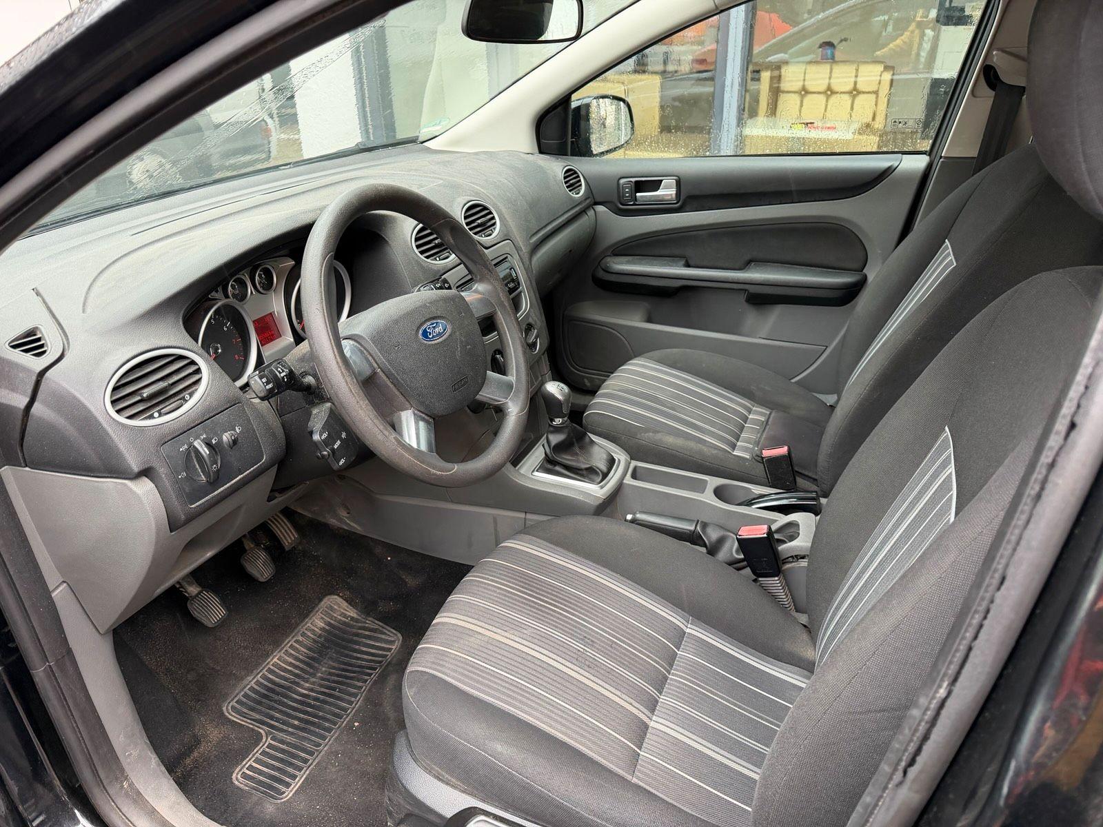 Ford Focus 2010 — interior