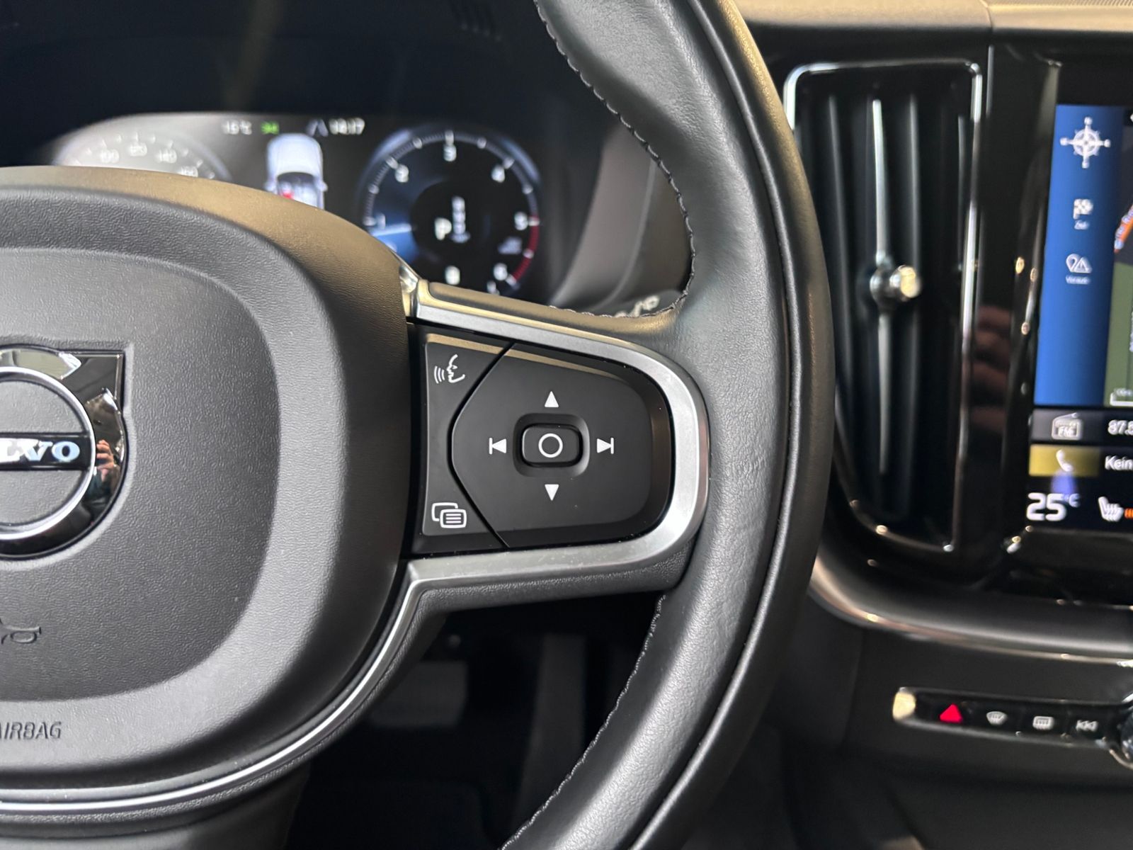 Fahrzeugabbildung Volvo XC60 Momentum Pro 2WD RFK LED LEDER