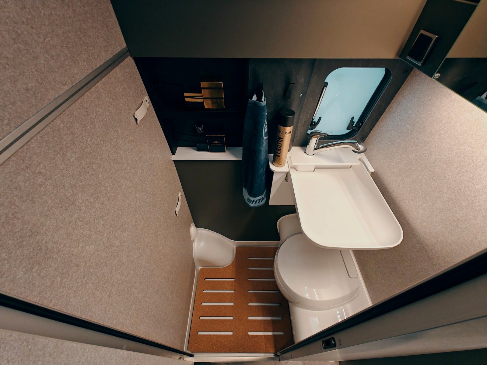Fahrzeugabbildung HYMER / ERIBA / HYMERCAR GRAND CANYON S 4x4 MB 600 by palmo