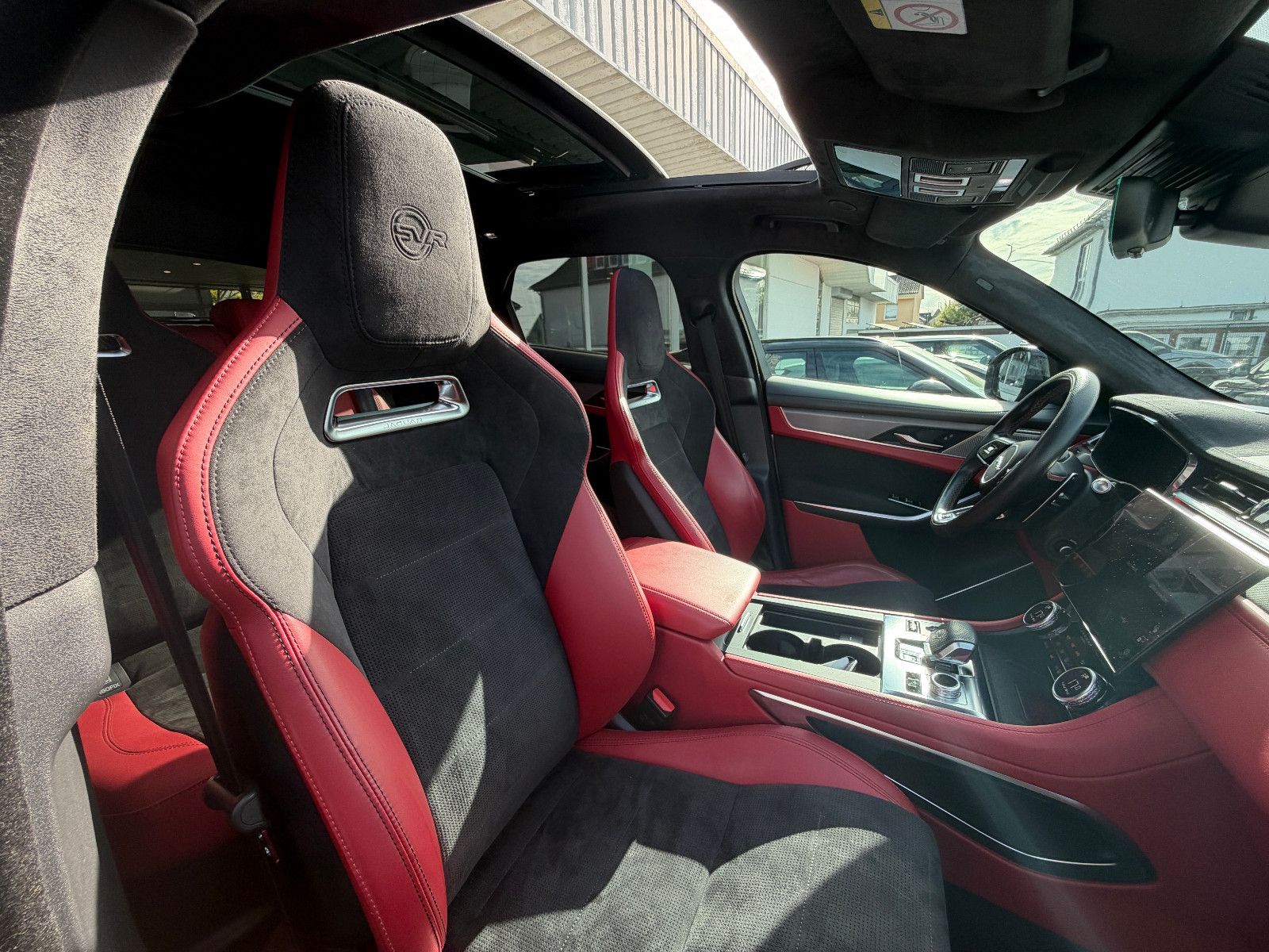 Fahrzeugabbildung Jaguar F-PACE SVR /PANO/MERIDIAN/HUD/360°KAM/MEMORY