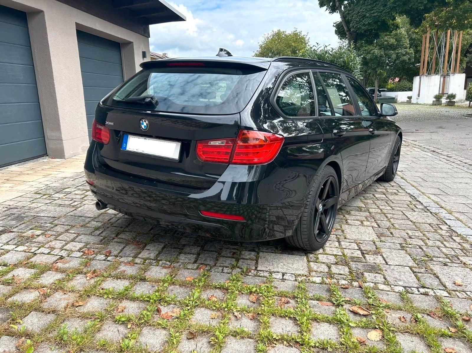 BMW 320 2015 — rear view