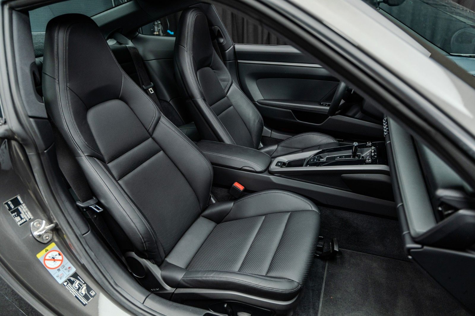 Fahrzeugabbildung Porsche 992 + 1. Hand + 16.050 km + Schiebedach + PDK