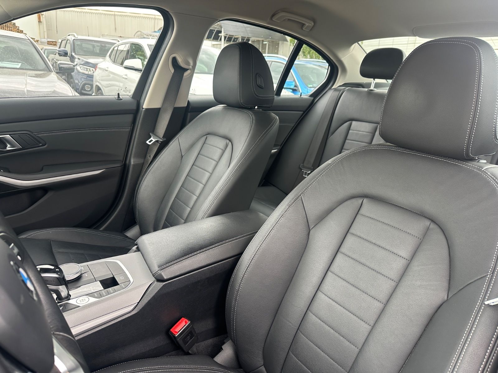 BMW 318 d Advantage/Leder/Navi/Kamera/LED/1Hand foto 12