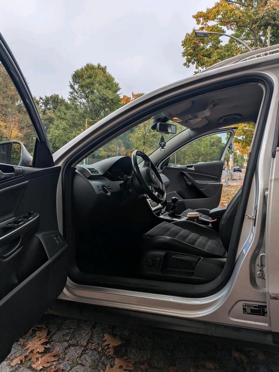 Volkswagen Passat 2010 — interior