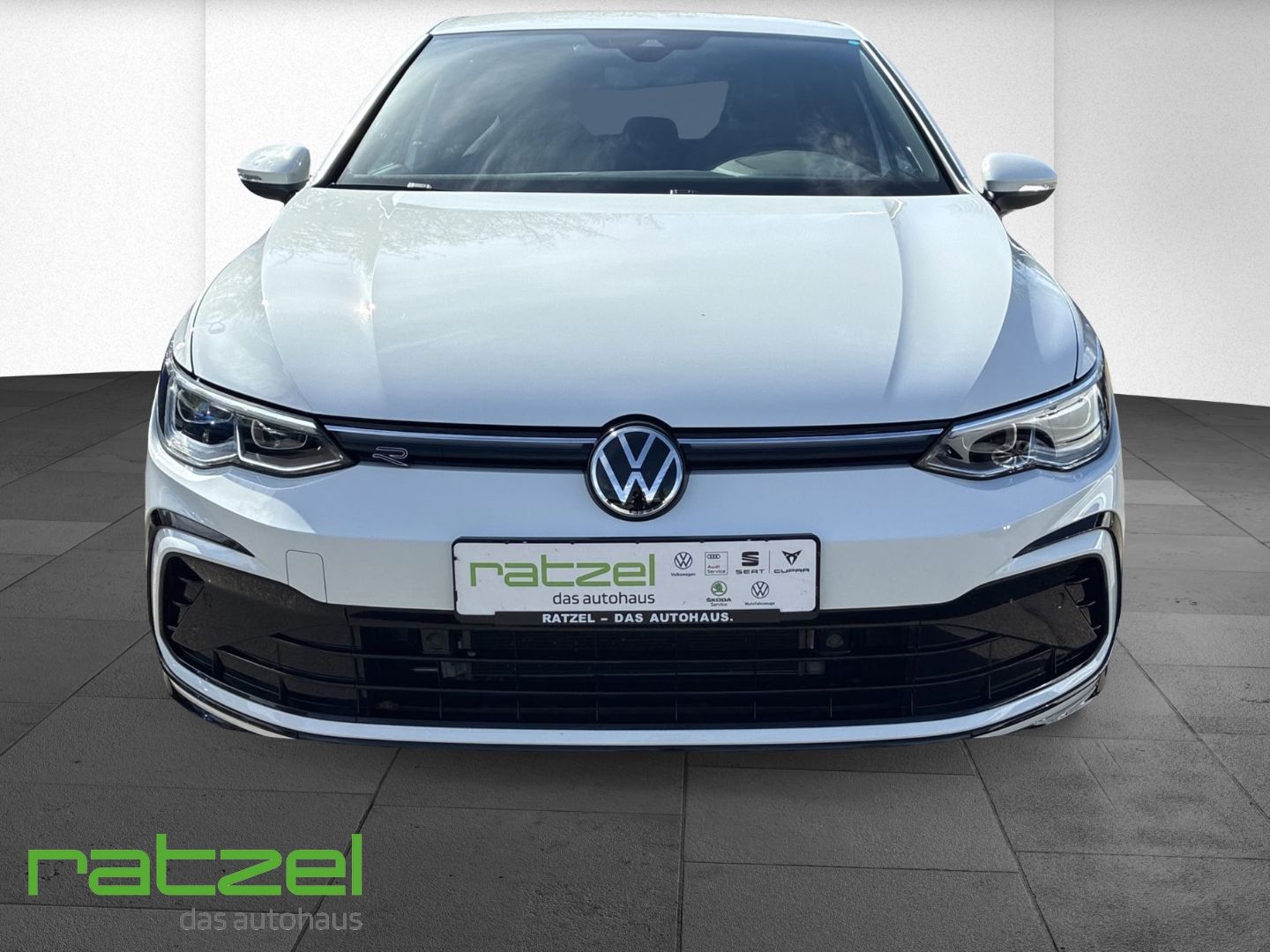 Fahrzeugabbildung Volkswagen Golf VIII 1.5 eTSI R-Line Sportpaket AHK-klappba