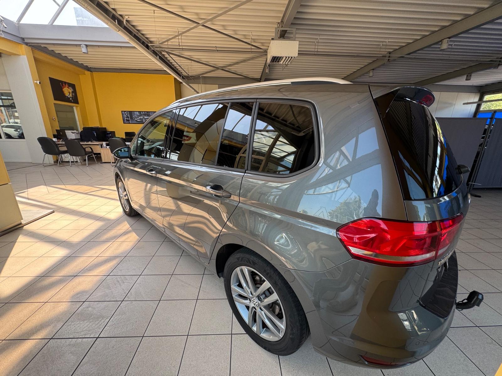 Volkswagen Touran*Navi*PDC*AHK*LED*1. Hd*Scheckheft*
