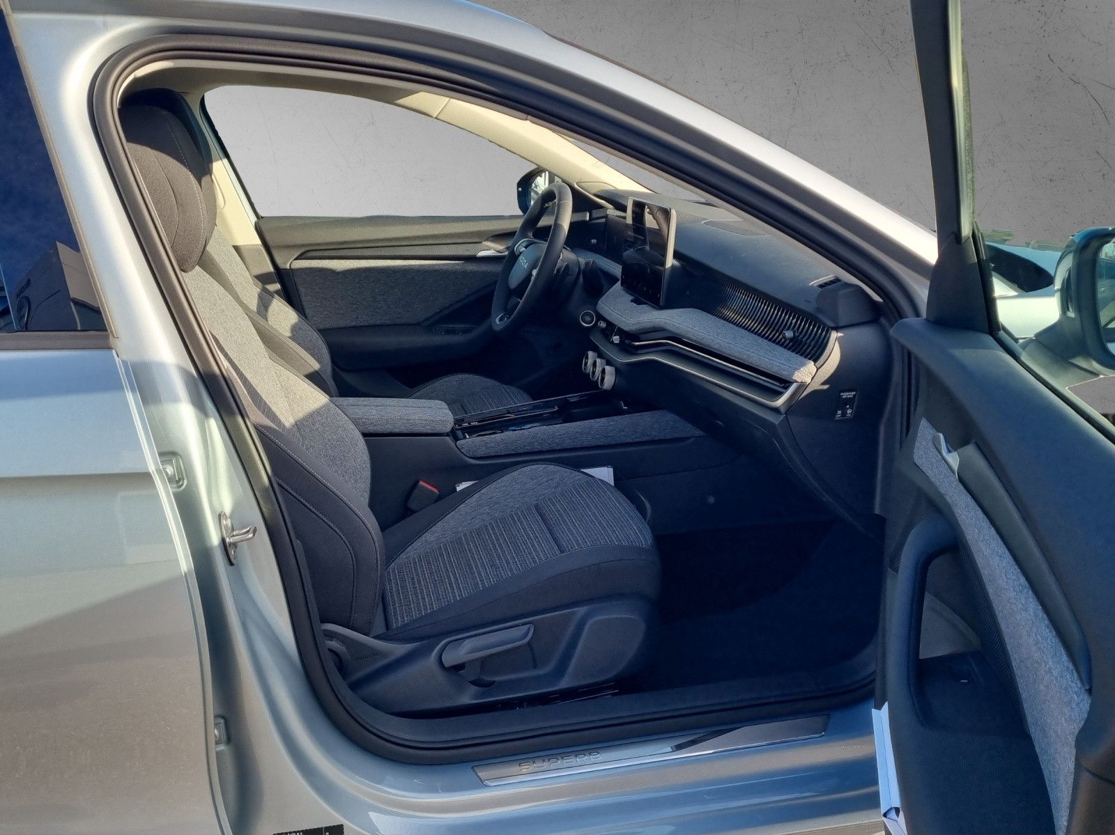 Fahrzeugabbildung SKODA Superb Combi Selection 2,0 TDI 142KW/193PS AHK