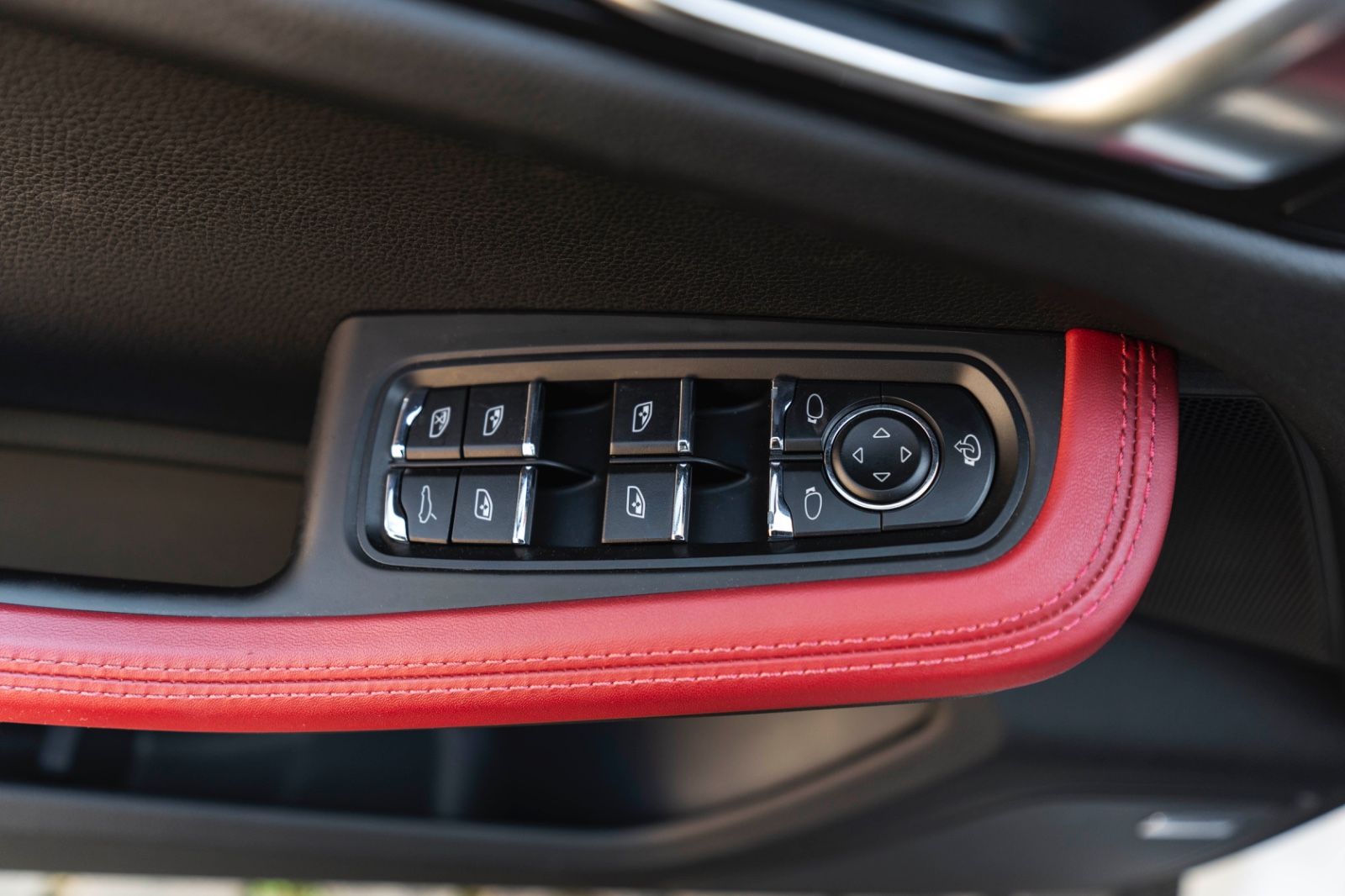 Fahrzeugabbildung Porsche Macan PASM CHRONO LED CARPLAY PANO 360° BOSE PDC