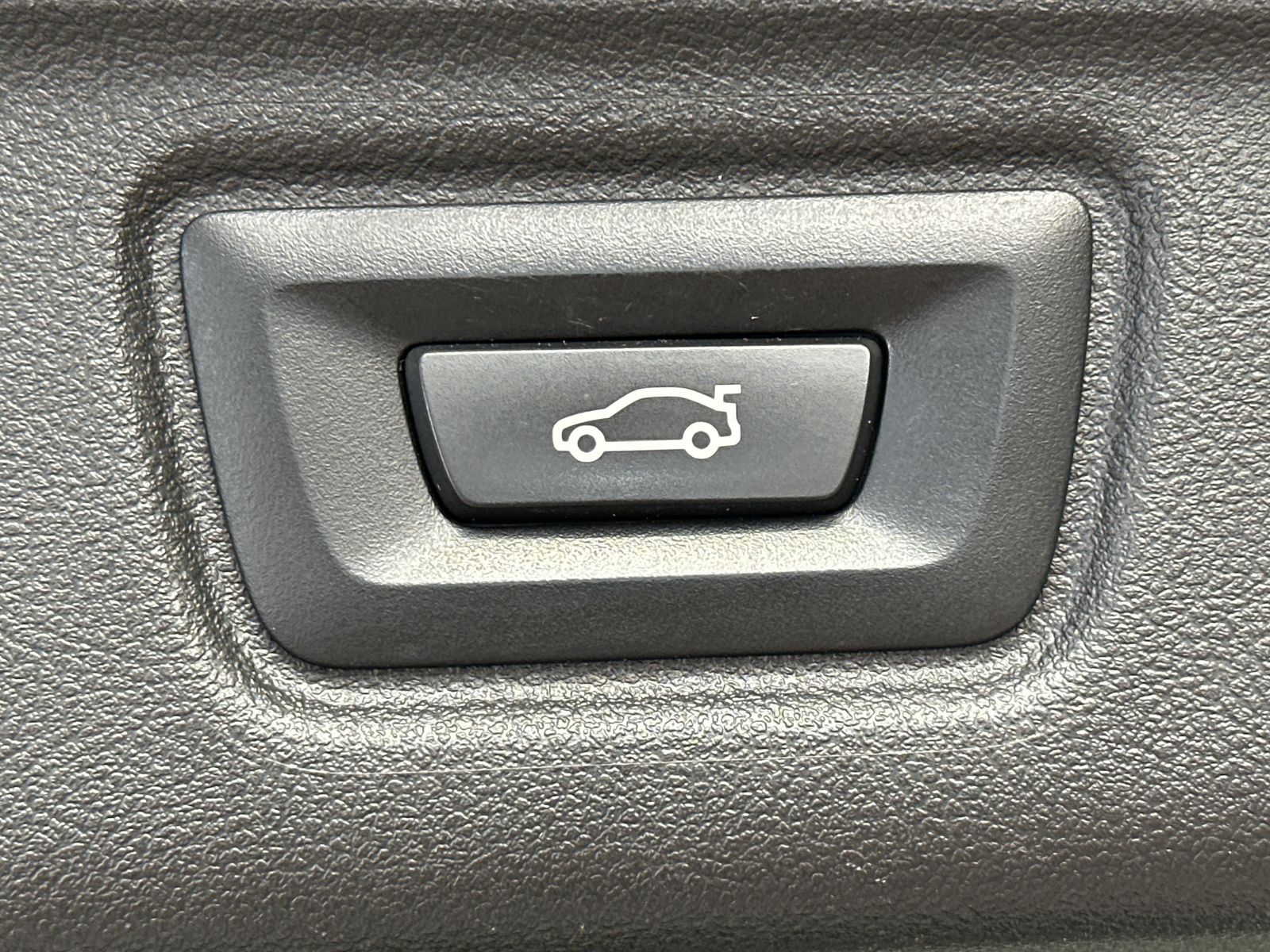 Fahrzeugabbildung BMW 330e Touring xDrive M-Sport NAV+LED+AHK+PANO+SHZ