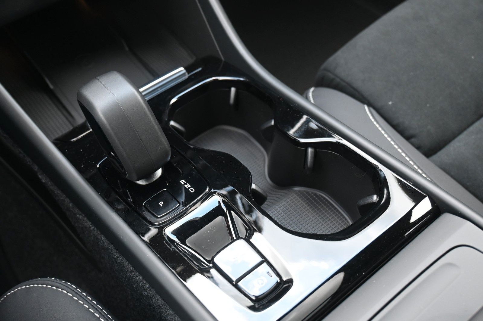 Fahrzeugabbildung Volvo XC40 B4 DKG Ultra Dark*PANO*360°*ACC*AHK