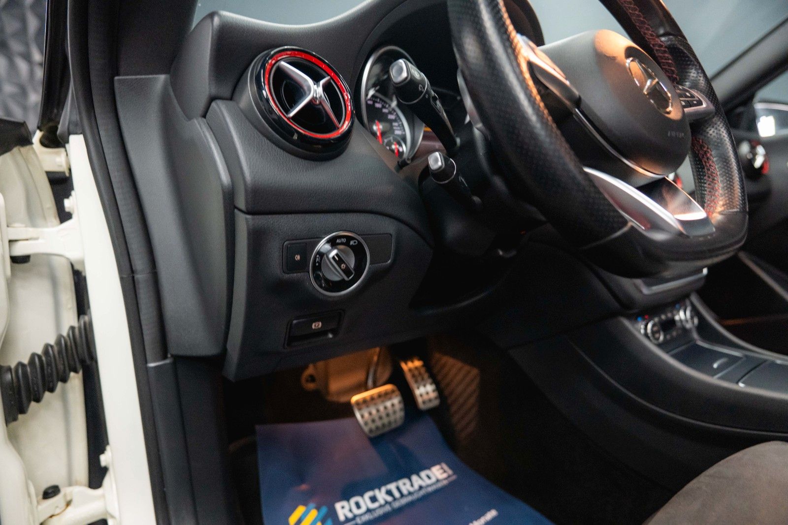 Fahrzeugabbildung Mercedes-Benz CLA 250 Shooting Brake 4Matic AMG Night Pano LED