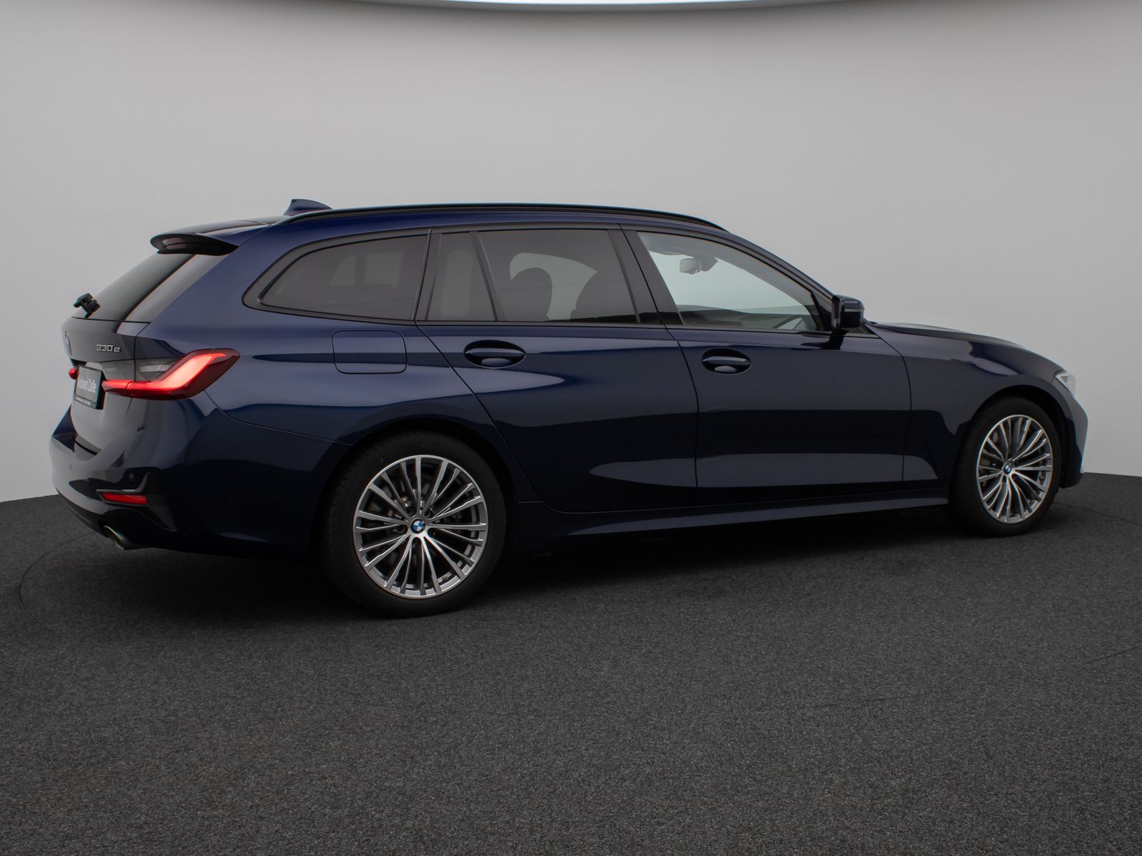 Fahrzeugabbildung BMW 330e Sport Line Panorama HUD DAB HiFi PDC Alarm