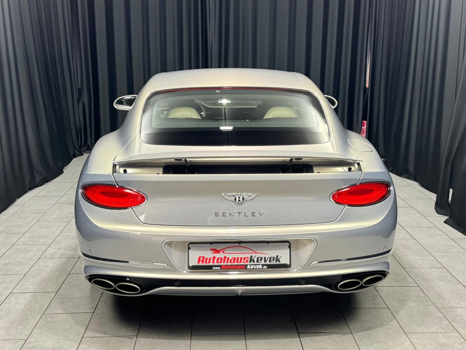 Fahrzeugabbildung Bentley Continental GT 6.0 W12 4WD AKRAPOVIC MASSAGE
