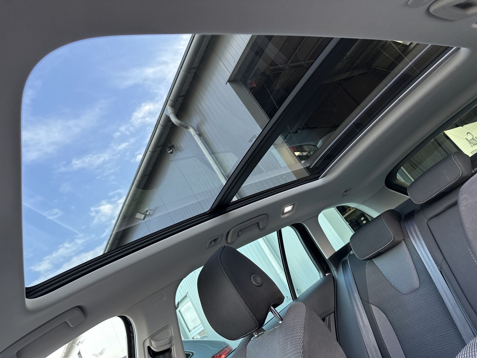 Fahrzeugabbildung SKODA Octavia Combi 2.0 TDI DSG Ambition NAV+LED+PANO