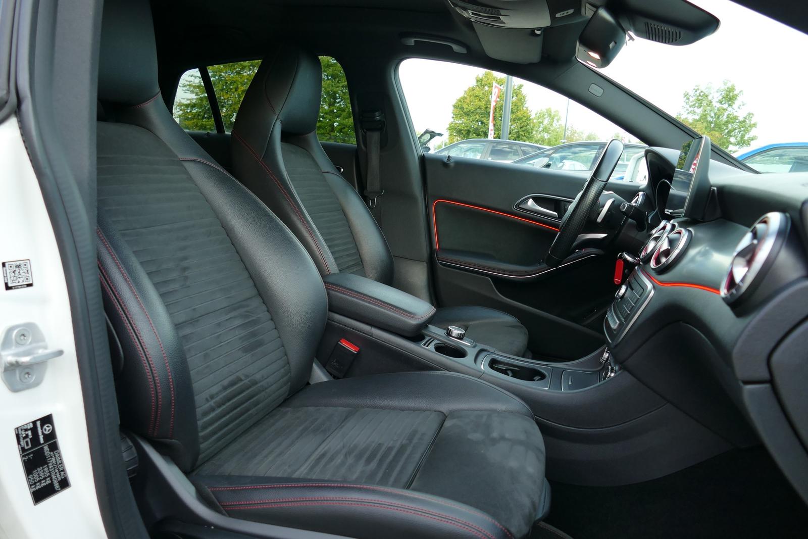 Mercedes-Benz CLA 200 AMG Line LED Navi Panorama Tempomat PDC