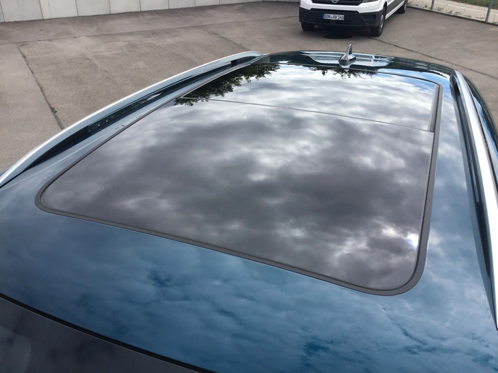 Fahrzeugabbildung Volkswagen Tiguan 2.0 TDI DSG 4M R-Line+AHK+20"+Matrix+Pano