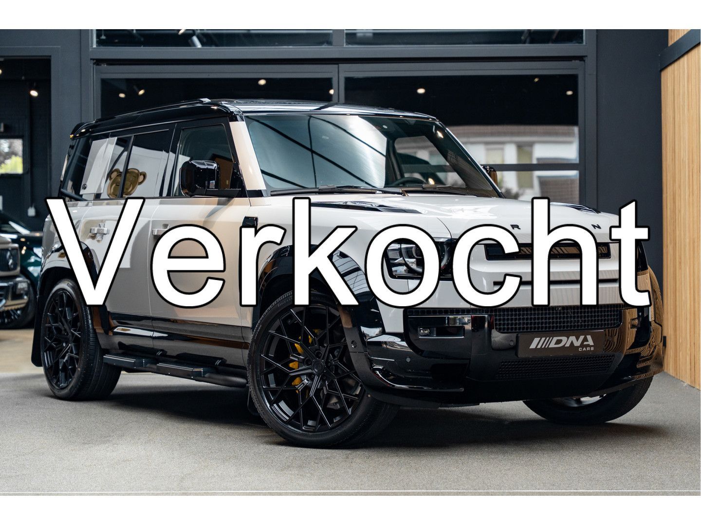 Land Rover Defender 110 P300e X-Dynamic Urban Pano Yellow A
