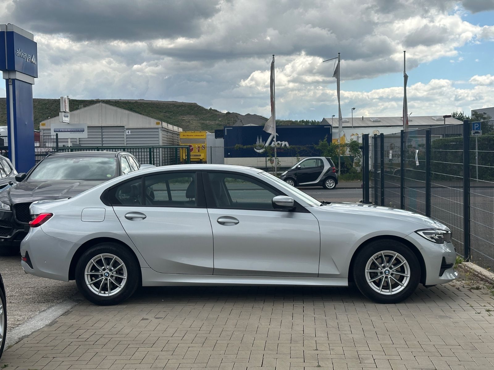 BMW 318 d Advantage/Leder/Navi/Kamera/LED/1Hand foto 8