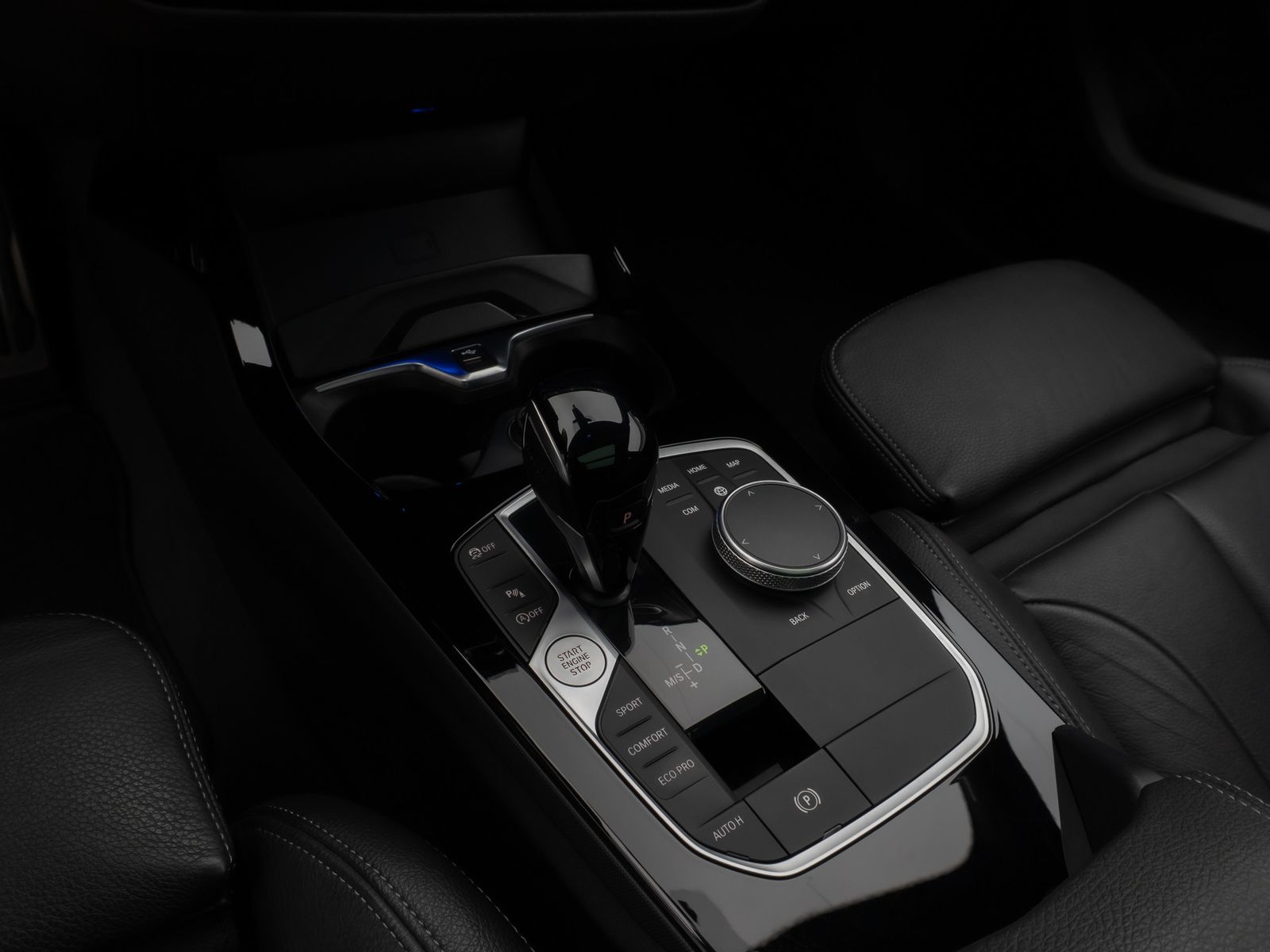 Fahrzeugabbildung BMW 118i M Sport Panorama Kamera HUD DAB H/K Komfort