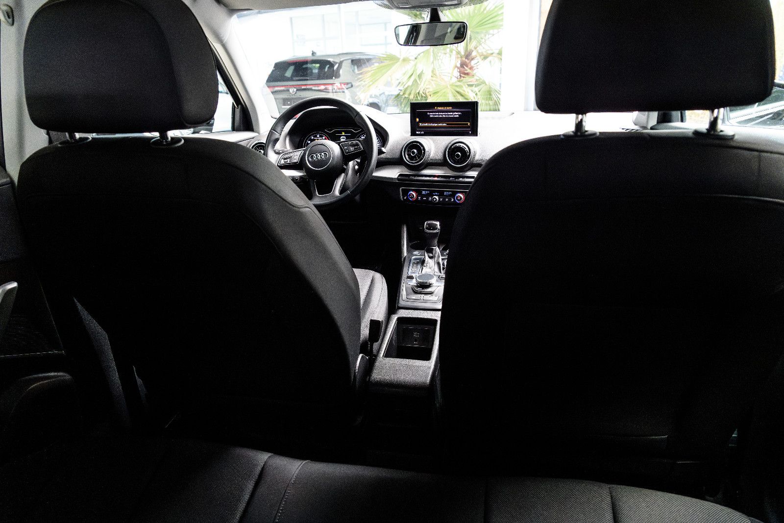Fahrzeugabbildung Audi Q2 35 TFSI S tronic LED/SZH/RFK/NAVI/GJR