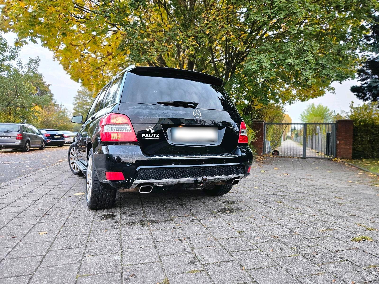 Mercedes-Benz GLK350 2011 — rear view