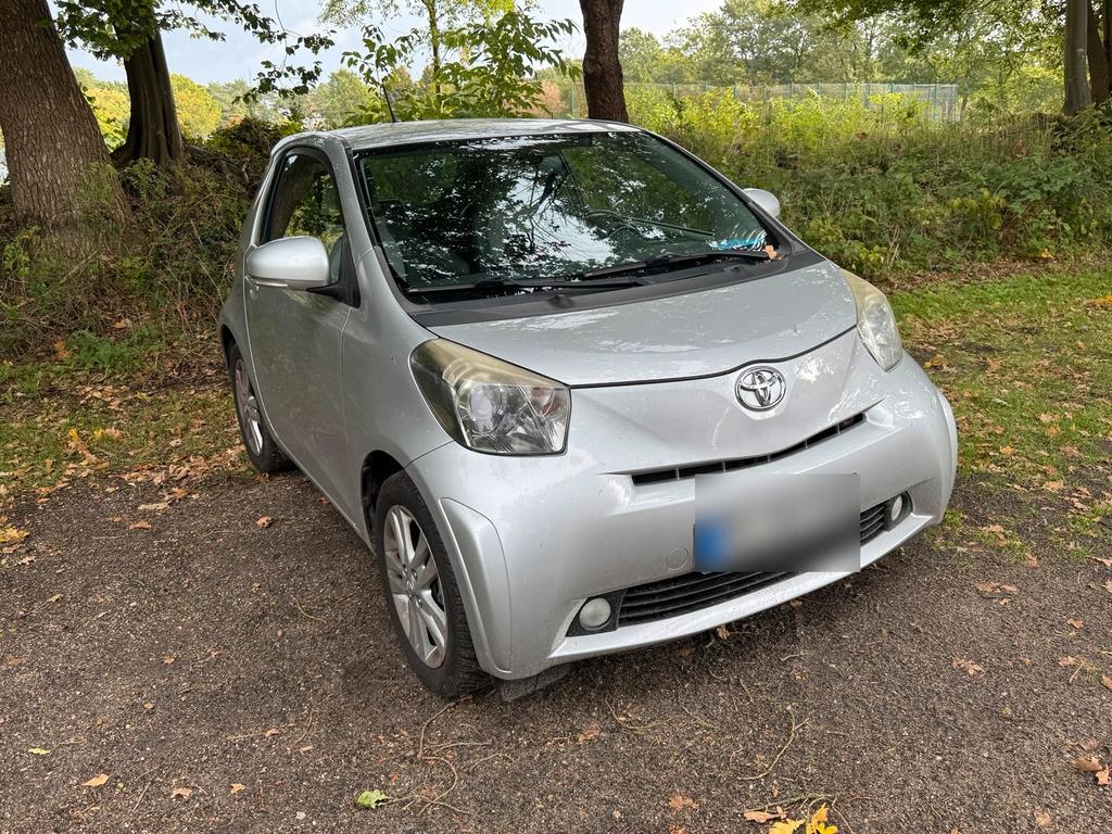 Toyota iq 90 PS hat die Größe eines smart ...