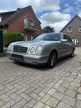 Mercedes-Benz 240 - Mercedes-Benz 240 mit Benzin-Antrieb: Limousine