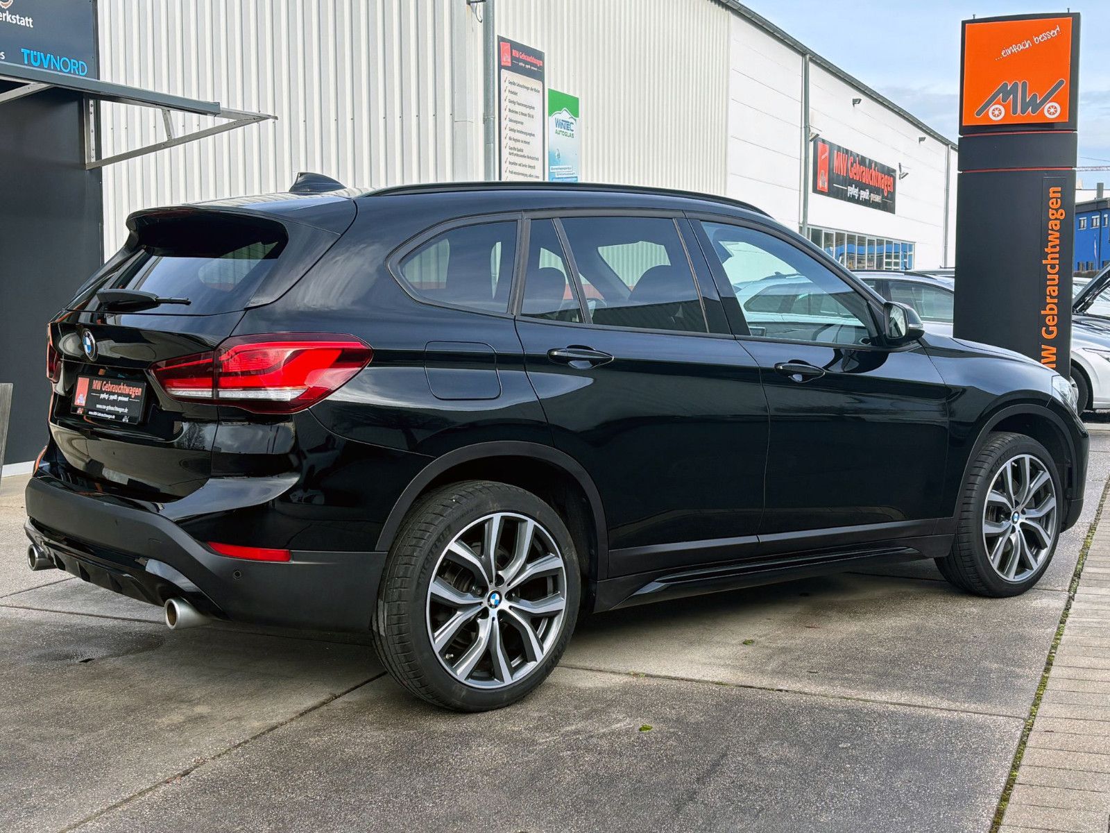 Fahrzeugabbildung BMW X1 sDrive 20i Sport-Line LED SHZ PDC KAM TEMP BT